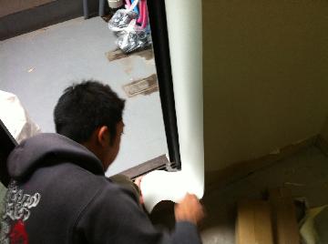 扉枠にダイノックシート施工中