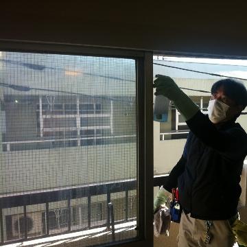 マンションガラスサッシ洗浄中