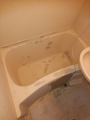 他業者さんが施工した剥がれまくりの浴槽