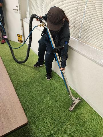 カーペットリンサー中